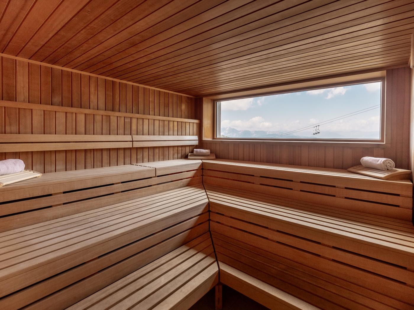 Moderne Sauna mit Panoramablick in der Saunawelt des Almhotel Kärnten am Nassfeld