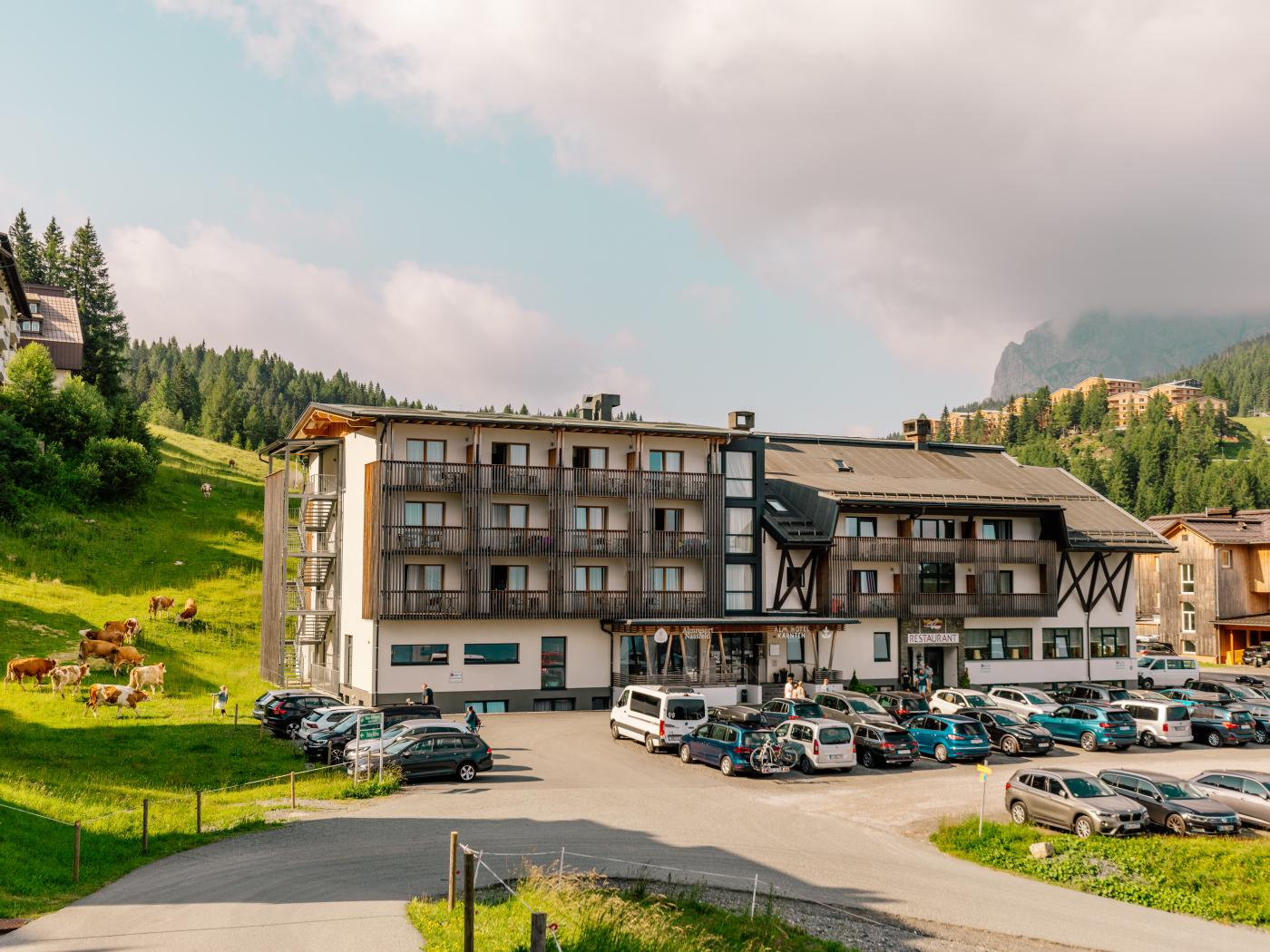 Das Almhotel Kärnten am Nassfeld, eingebettet in Almlandschaft