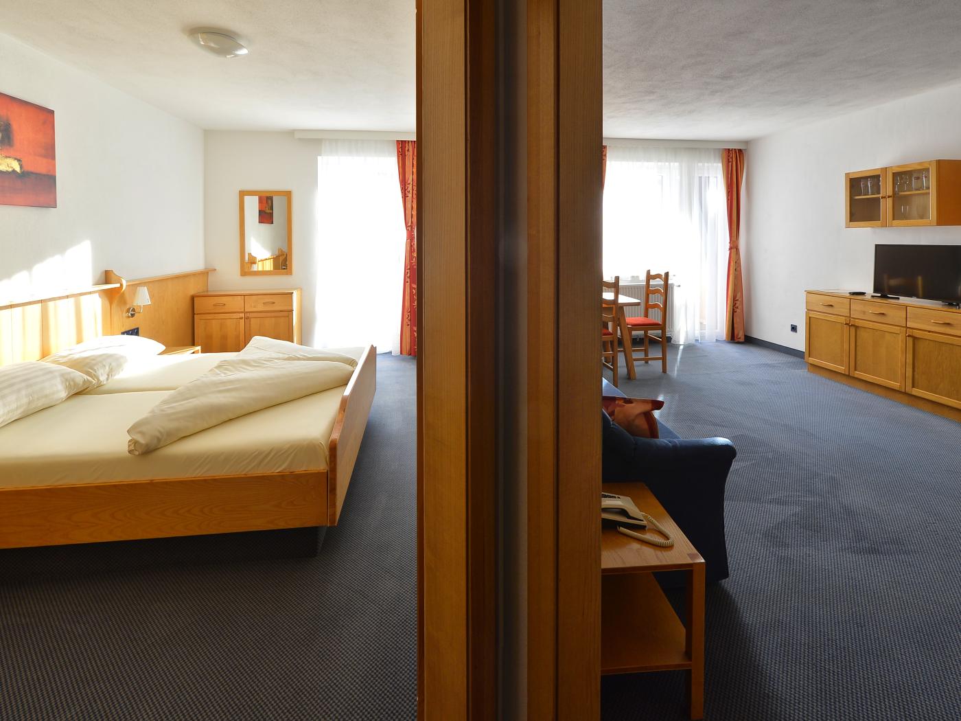 Familienzimmer "Standard" mit getrenntem Schlaf- und Wohnzimmer im Almhotel Kärnten am Nassfeld