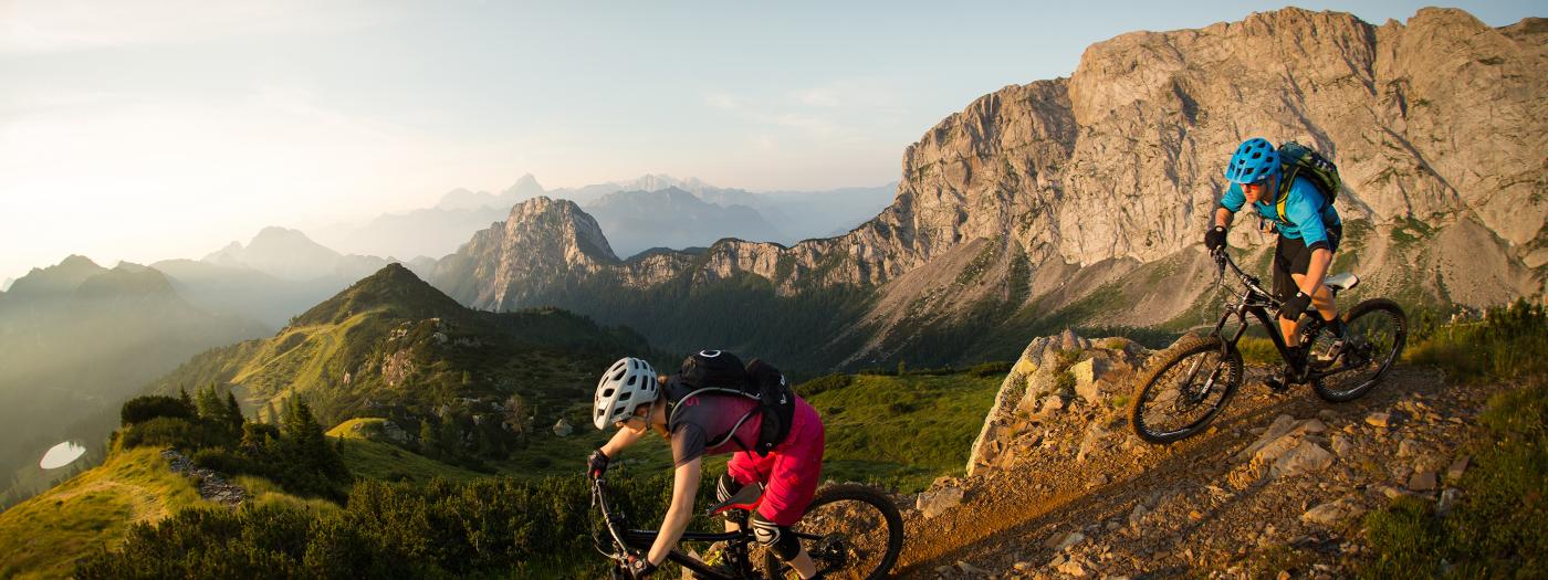 Mountainbiken am Nassfeld mit Blick auf den Rosskofel in der Nähe des Almhotel Kärnten