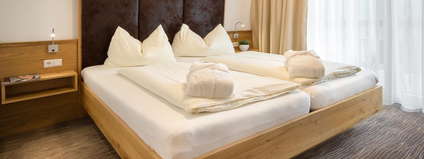 Modernes Doppelzimmer im Almhotel Kärnten am Nassfeld
