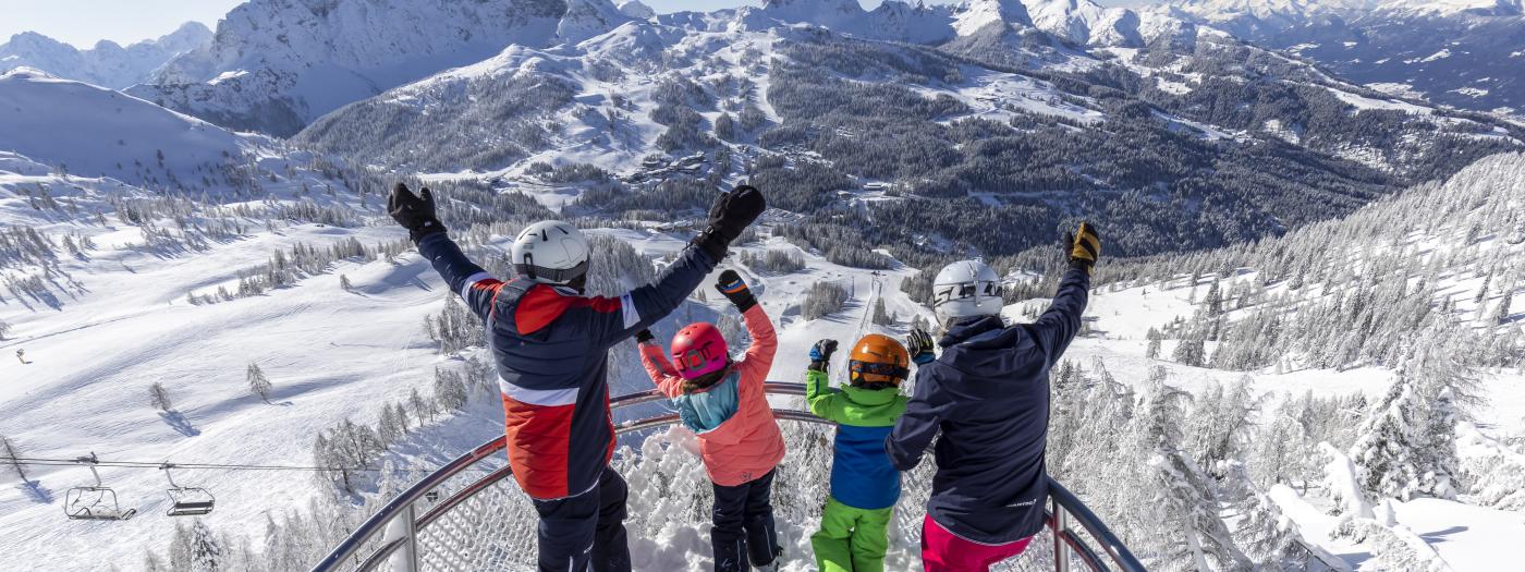 Panoramablick von der Aussichtsplattform Sky Plate am Gartnerkofel auf das winterliche Nassfeld und das Almhotel Kärnten