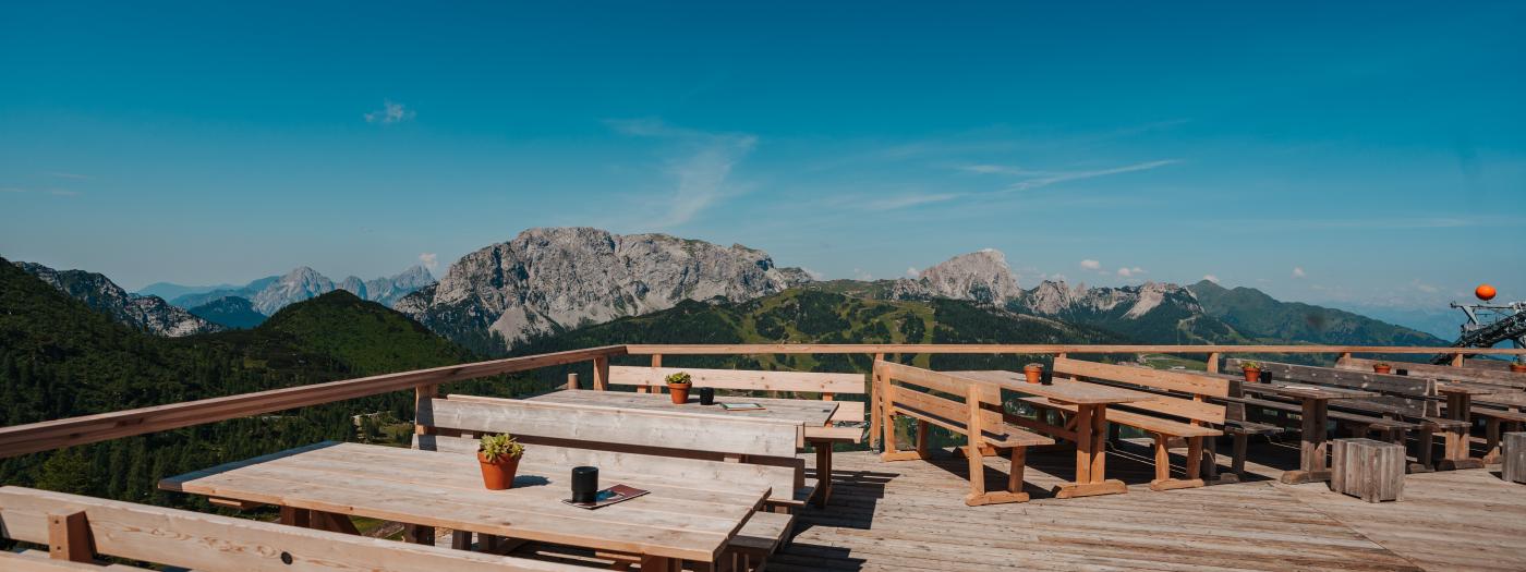 Sonnenterrasse der Berghex am Gartnerkofel mit Bergpanorama