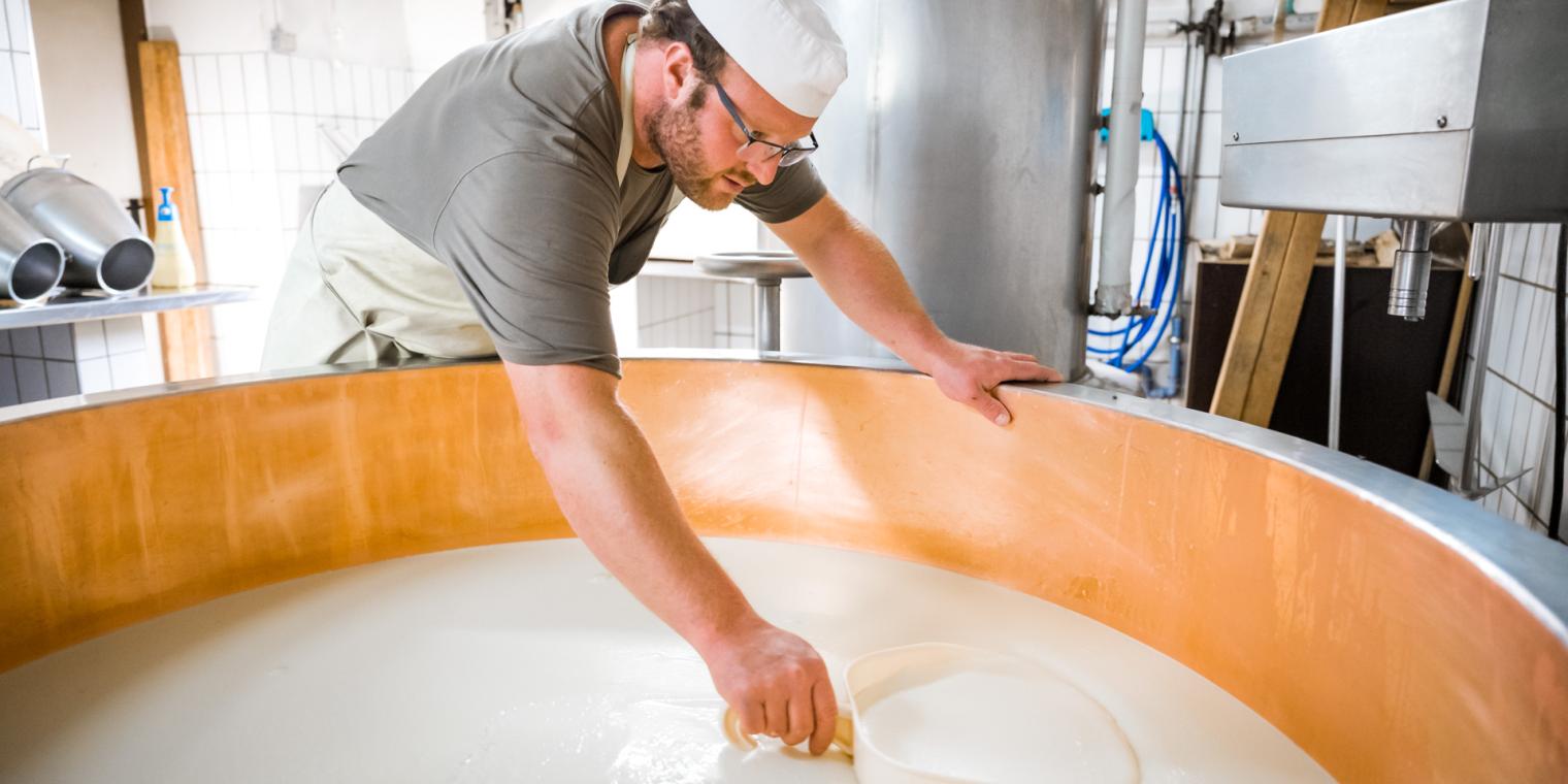 Traditionelle Herstellung des original Gailtaler Almkäse am Nassfeld in der Nähe des Almhotel Kärnten