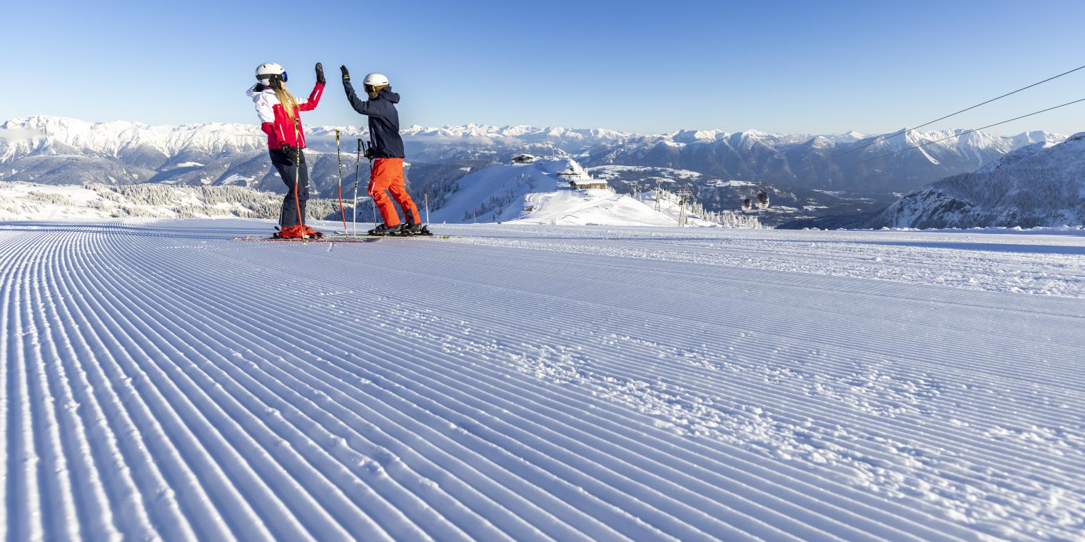 Skivergnügen mit Panoramablick auf den Pisten des Nassfelds in der Nähe des Almhotel Kärnten