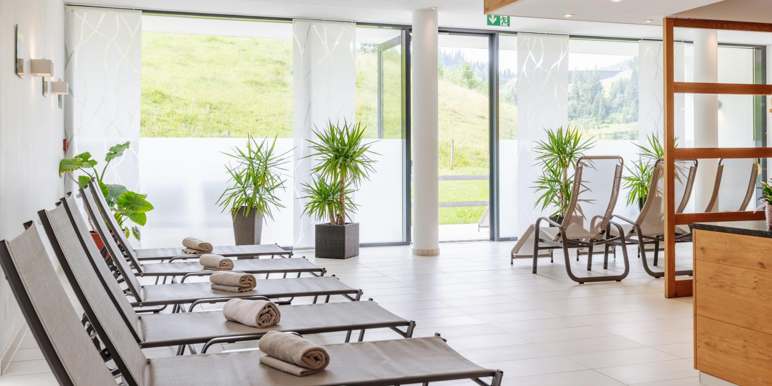 Heller Ruheraum mit Panoramablick in der Saunawelt des Almhotel Kärnten am Nassfeld