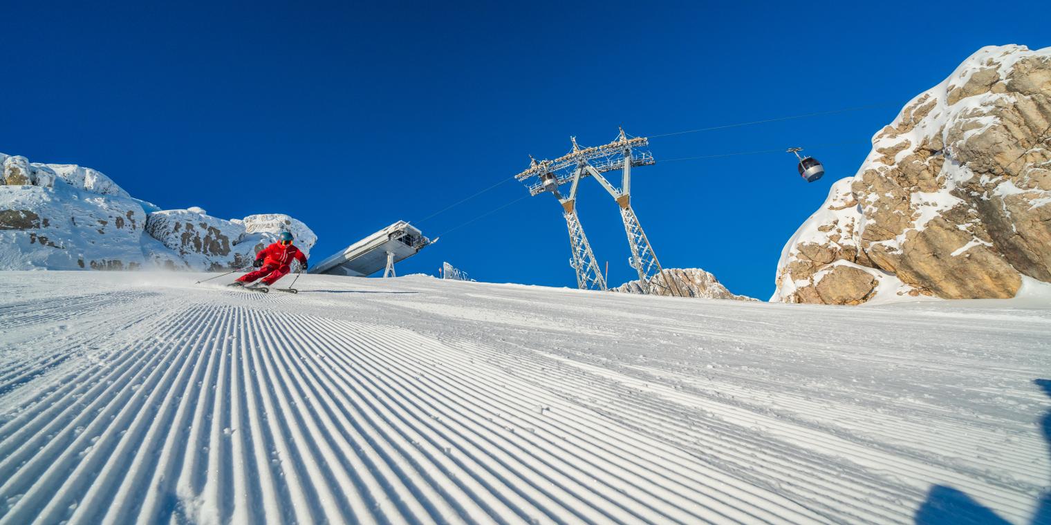 Skifahren auf frisch präparierter Piste am Nassfeld in der Nähe des Almhotel Kärnten