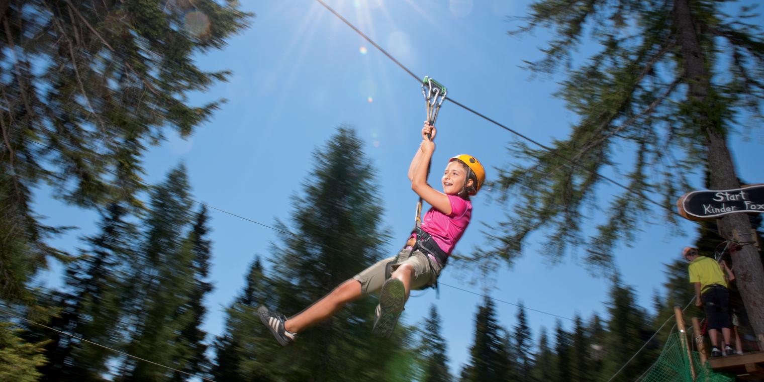 Abenteuer auf der Seilrutsche im Felsenlabyrinth am Nassfeld in der Nähe des Almhotel Kärnten