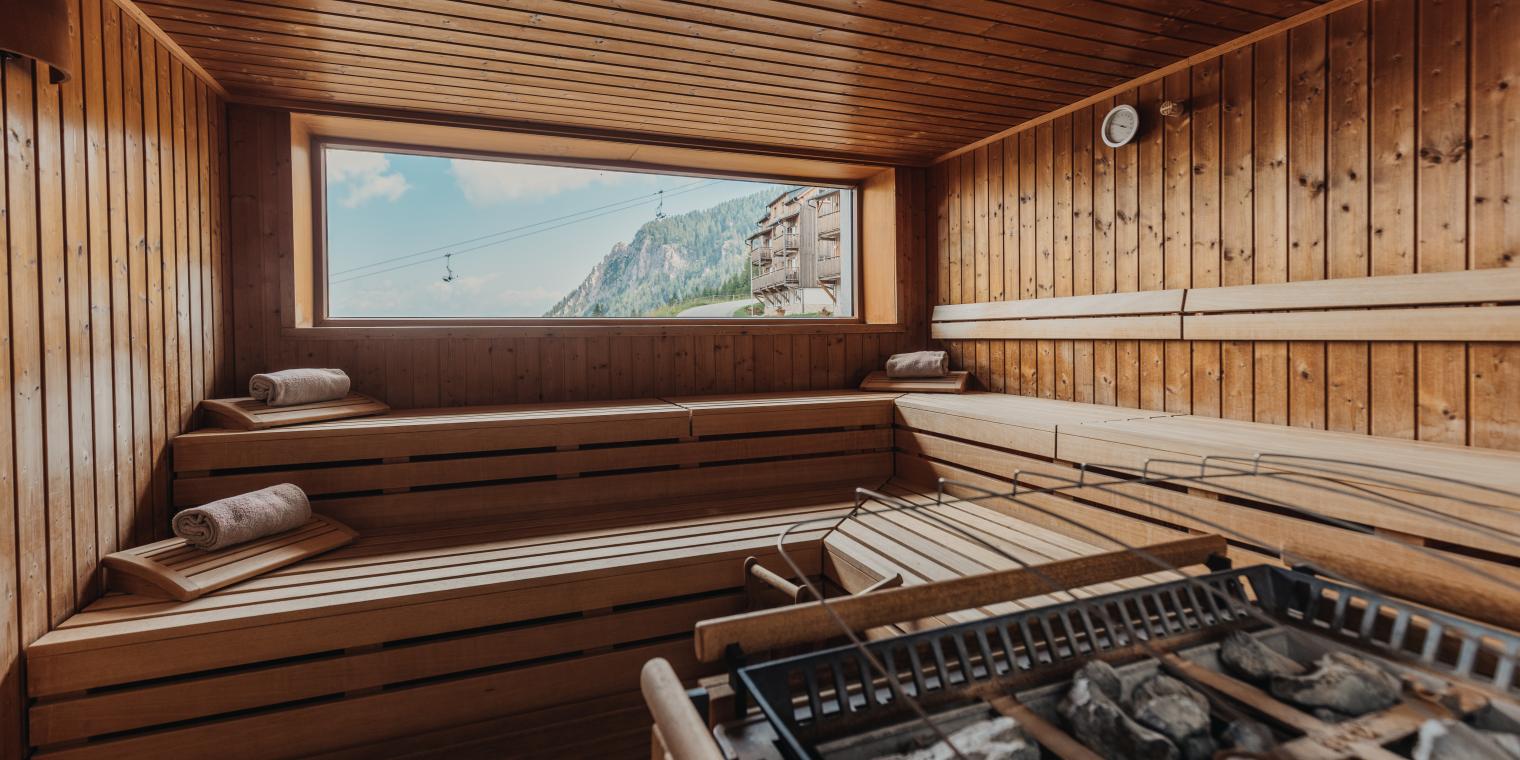 Gemütliche Panoramasauna mit Ausblick in der Saunawelt des Almhotel Kärnten am Nassfeld