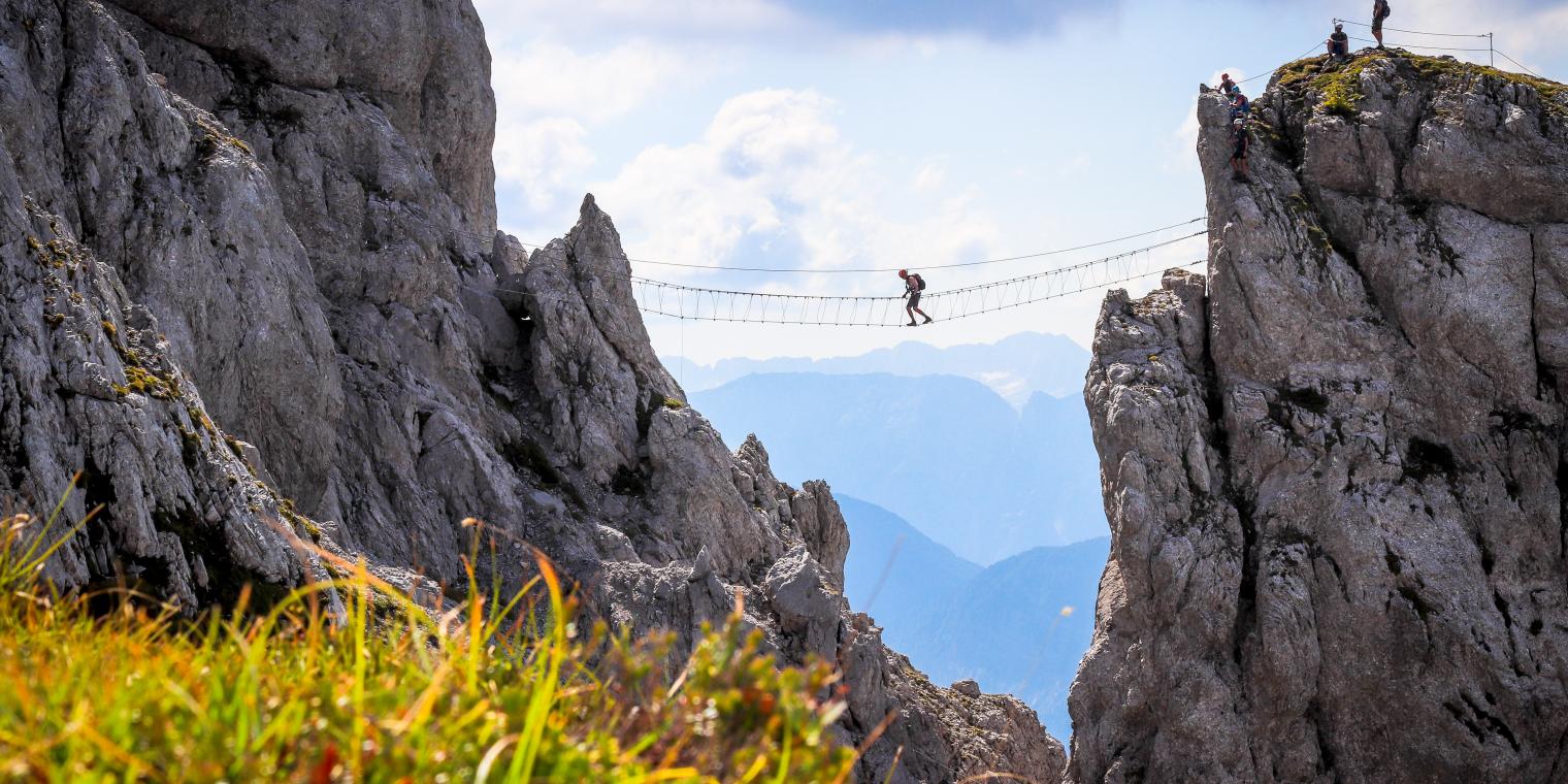 Der Klettersteig Däumling mit seiner spektakulären Nepalbrücke am Gartnerkofel in der Nähe des Almhotel Kärnten