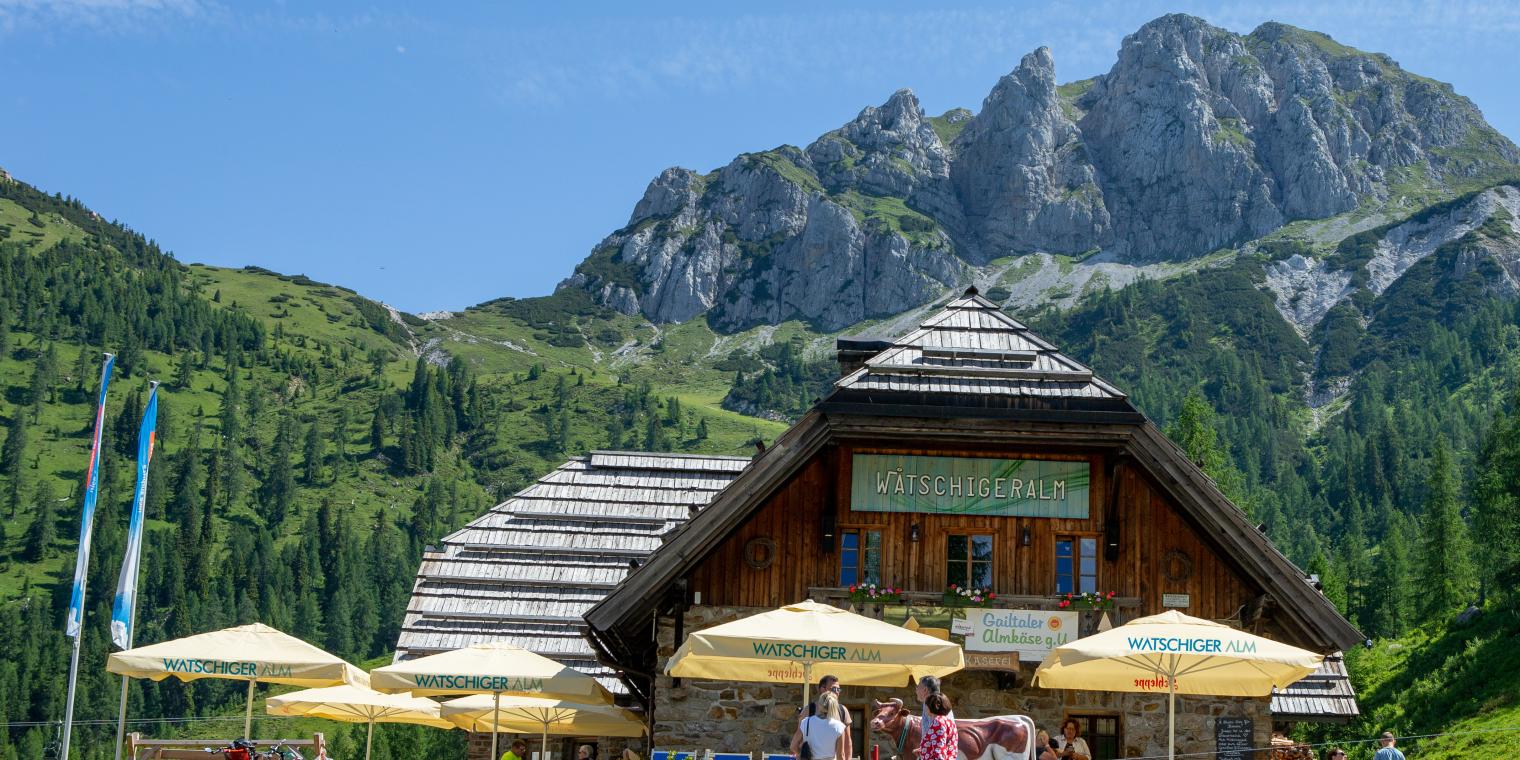 Die Watschiger Alm am Nassfeld mit dem Gartnerkofel im Hintergrund. Das Almhotel Kärnten liegt ganz in der Nähe