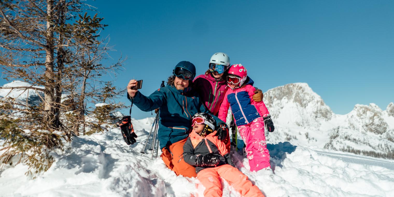 Familienabenteuer im Schnee - auf den Pisten des Nassfelds, in der Nähe des Almhotel Kärnten
