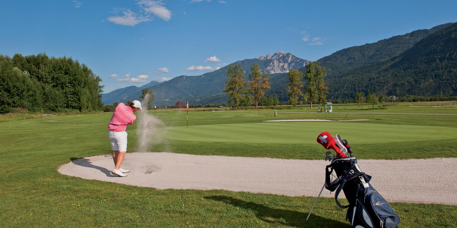 Golfspiel am Golfplatz am Fuß des Nassfelds, wenige Autominuten vom Almhotel Kärnten entfernt