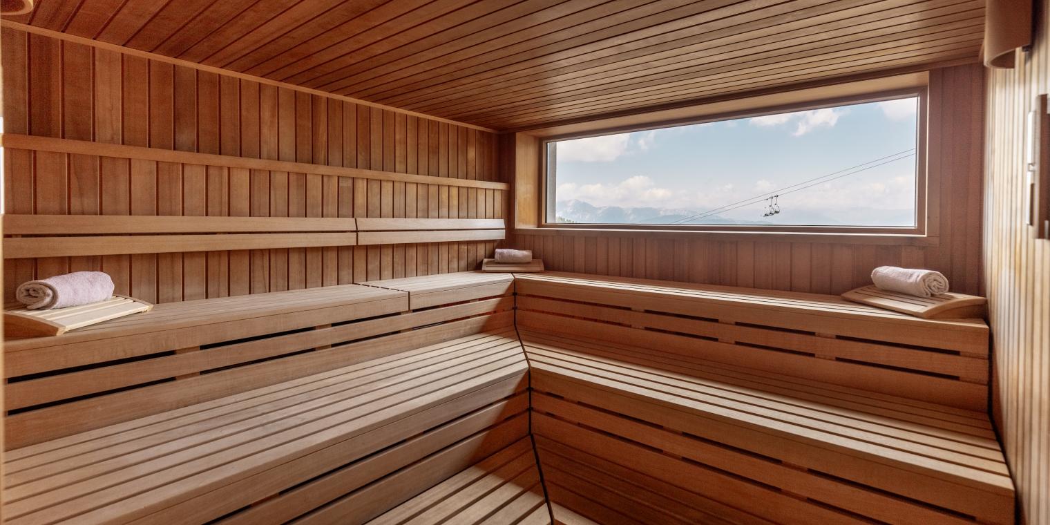 Moderne Sauna mit Panoramablick in der Saunawelt des Almhotel Kärnten am Nassfeld