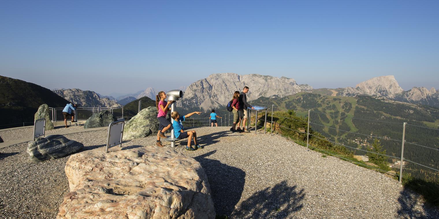 Aussichtsplattform mit Blick auf das Nassfeld am Gartnerkofel nahe dem Almhotel K&auml;rnten