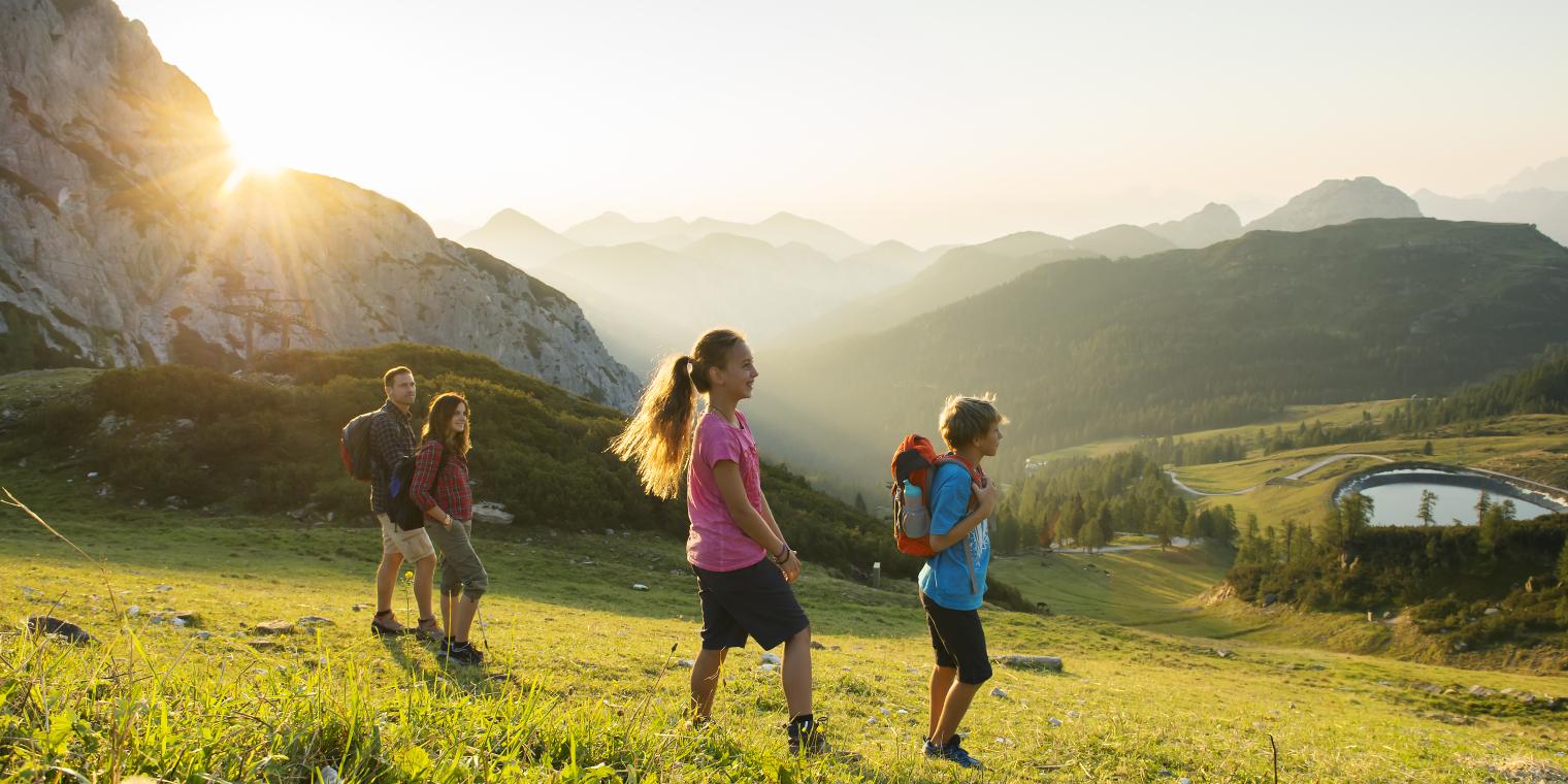 Familienwanderung am Gartnerkofel am Nassfeld in der Nähe des Almhotel Kärnten