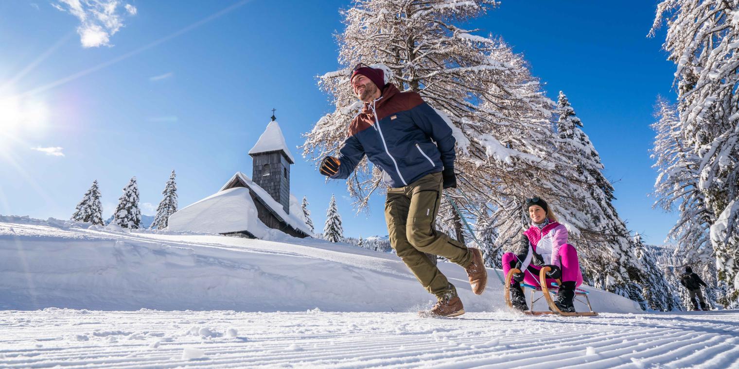 Winterspaß beim Rodeln beim Nassfeld-Kirchlein in der Nähe des Almhotel Kärnten