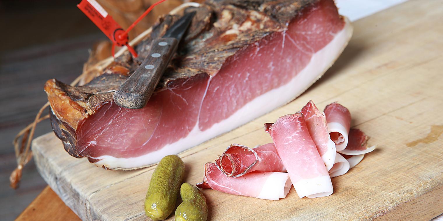Original Gailtaler Speck kann im Almhotel Kärnten am Nassfeld genossen werden