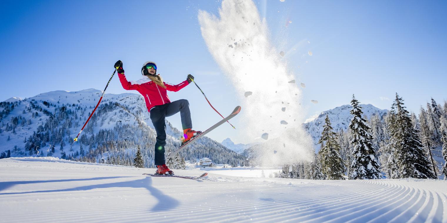 Skivergnügen am verschneiten Nassfeld auf den Pisten in der Nähe des Almhotel Kärnten