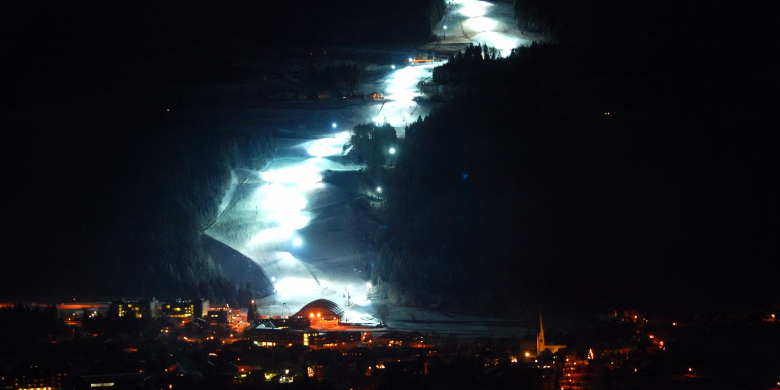 Beleuchtete Skipiste beim Millennium-Express am Nassfeld in der Nähe des Almhotel Kärnten