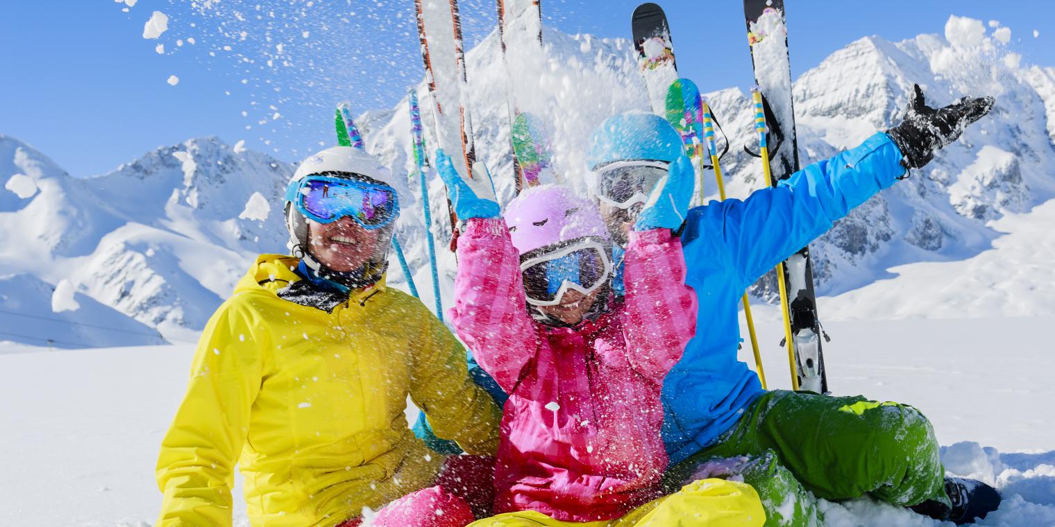 Fröhliche Familie im Skiurlaub auf den Pisten des Nassfeld in der Nähe des Almhotel Kärnten