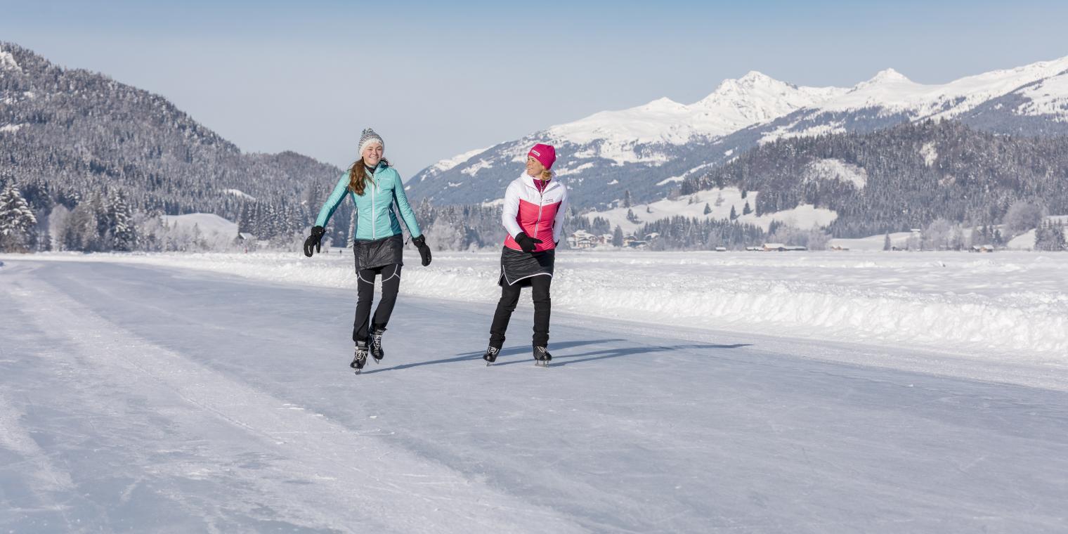 Eislaufen auf zugefrorenem See Weissensee in der Region Nassfeld in Kärnten nicht weit weg vom Almhotel Kärnten