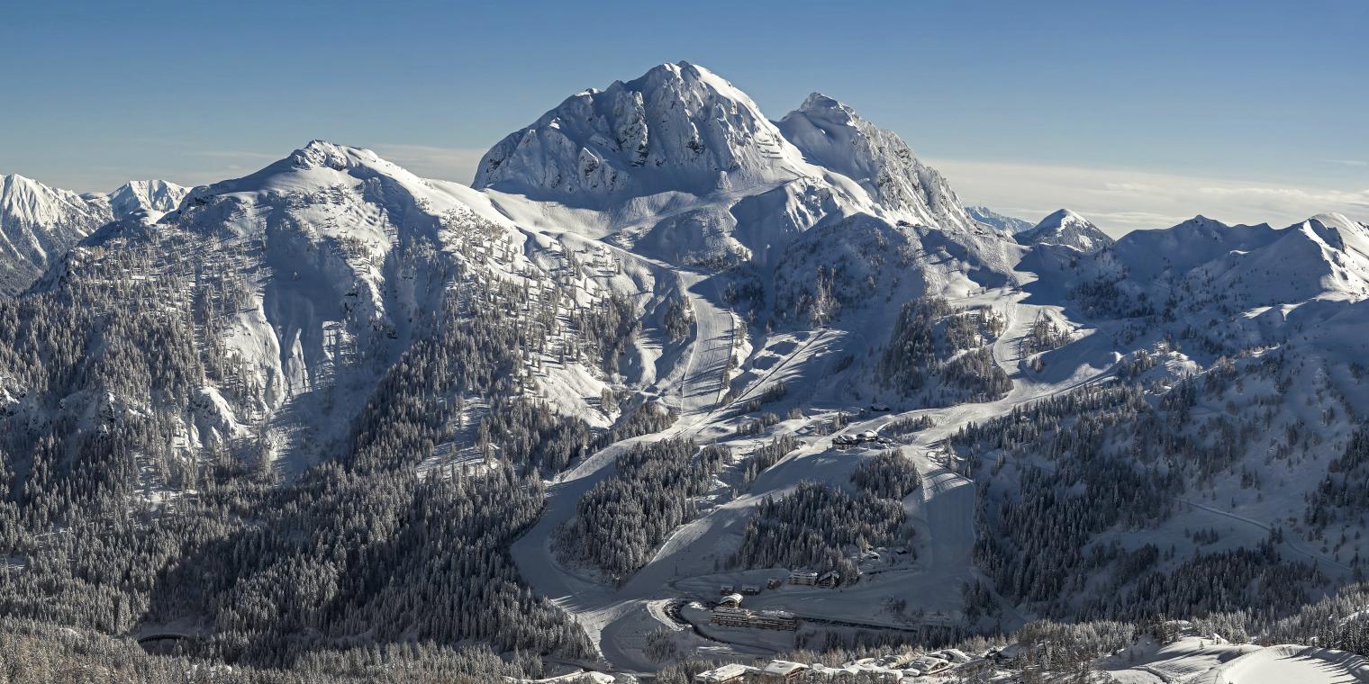 Winterliches Panorama am Nassfeld - Blick auf den Gartnerkofel und das Almhotel Kärnten an dessen Ausläufern