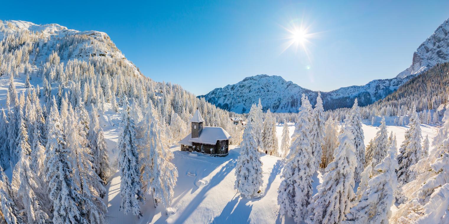 Das Nassfeld-Kirchlein an der Grenze zwischen Österreich und Italien, in der Nähe des Almhotel Kärnten