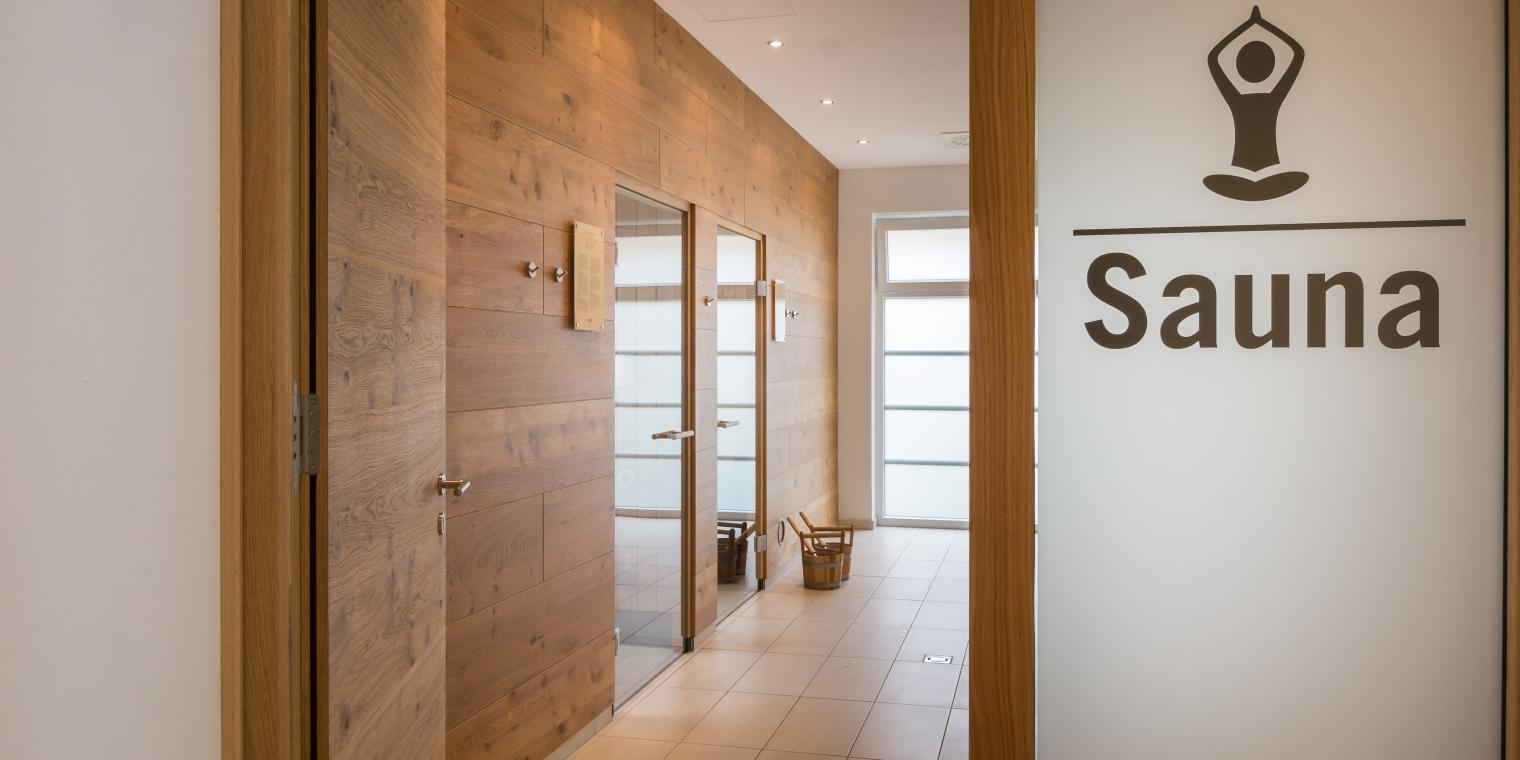 Eingang zur Saunawelt des Almhotel Kärnten am Nassfeld