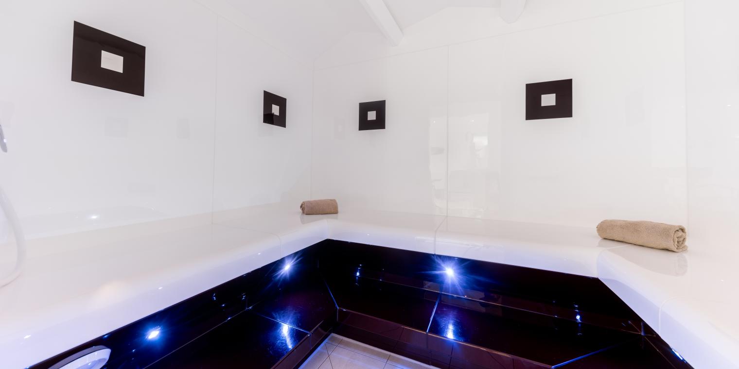 Modernes Dampfbad mit LED-Beleuchtung in der Saunawelt des Almhotel Kärnten am Nassfeld