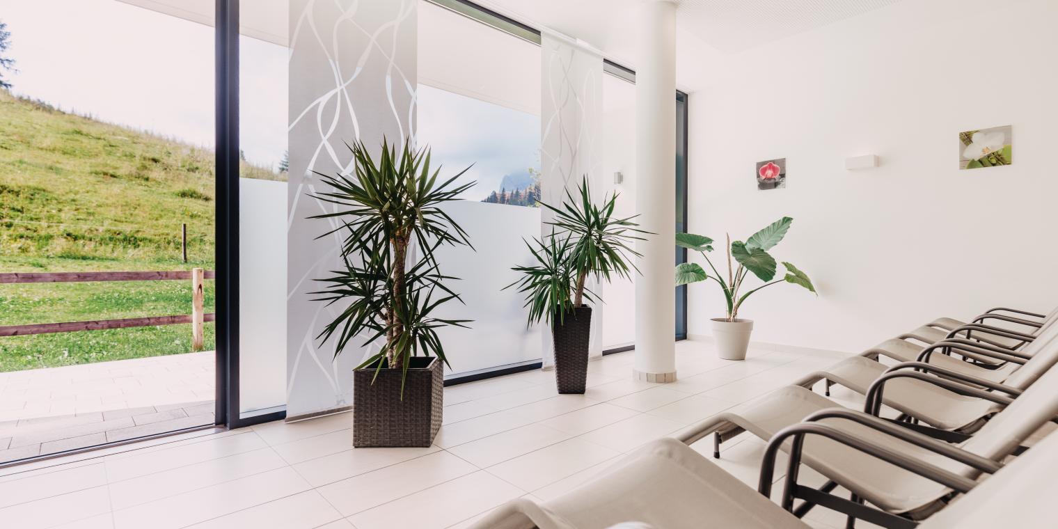 Heller Ruhebereich mit Panoramablick in der Saunawelt des Almhotel Kärnten am Nassfeld