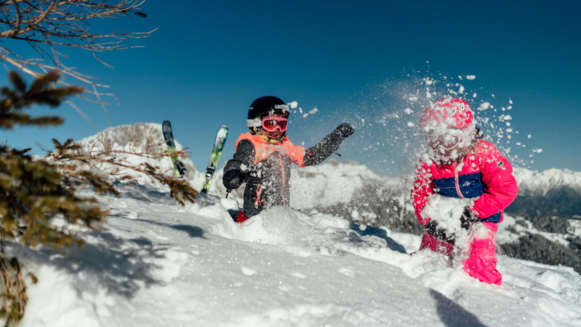Kinder spielen im Schnee in Kärnten am Nassfeld in Kärnten nahe dem Almhotel Kärnten