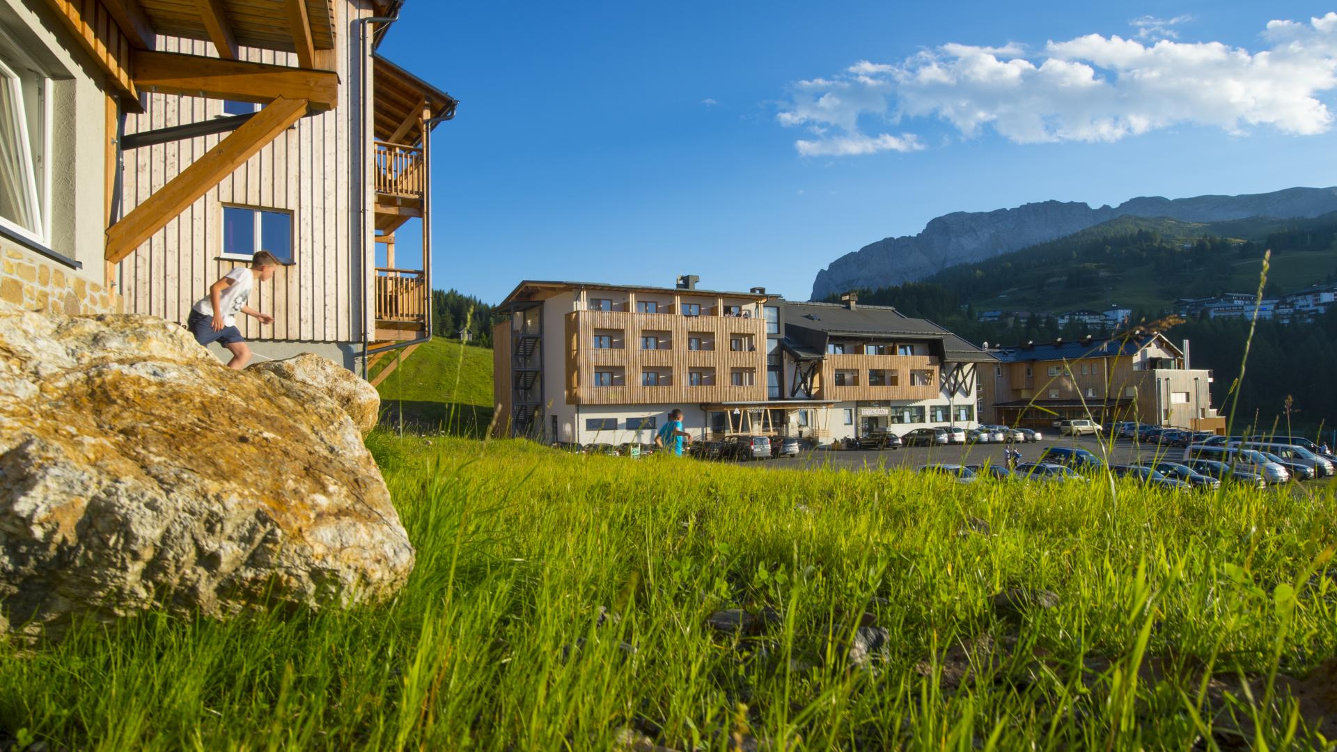Almhotel Kärnten in sonniger Berglandschaft am Nassfeld