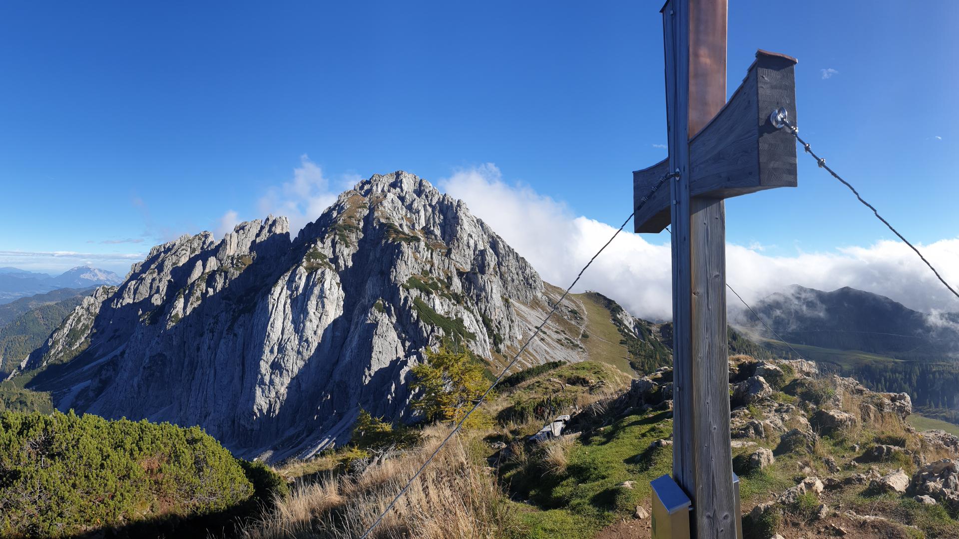 Panoramablick auf den Gartnerkofel-Westgrat vom Kammleiten-Gipfelkreuz am Nassfeld aus