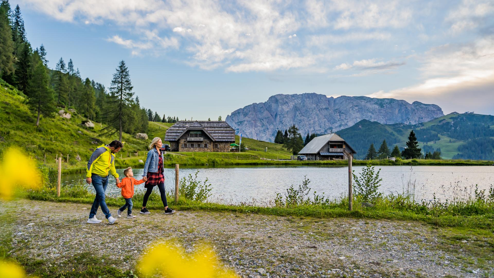 Familienwanderung am Bergsee bei der Watschiger Alm in der Nähe des Almhotel Kärnten