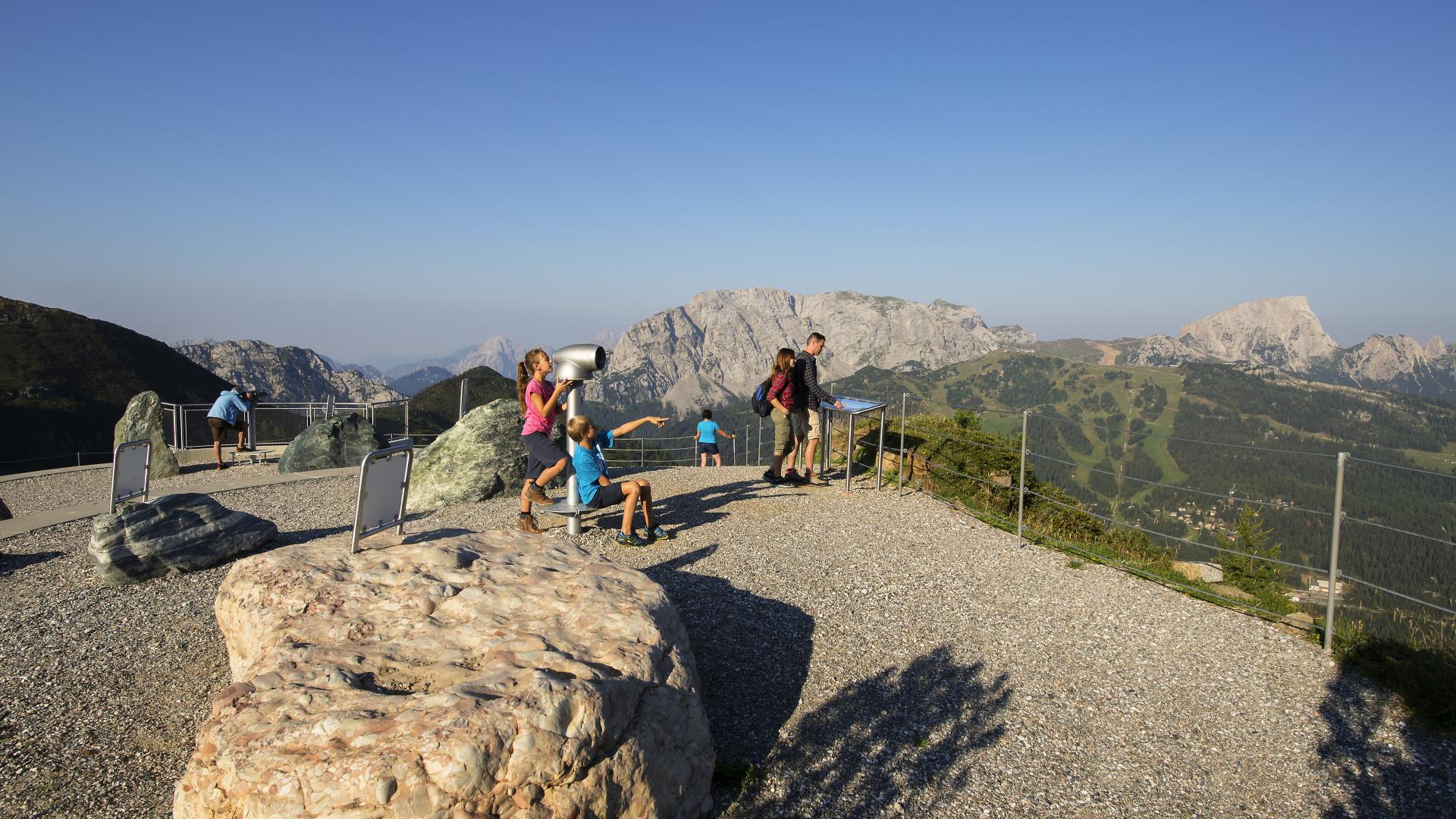 Aussichtsplattform mit Blick auf das Nassfeld am Gartnerkofel nahe dem Almhotel Kärnten