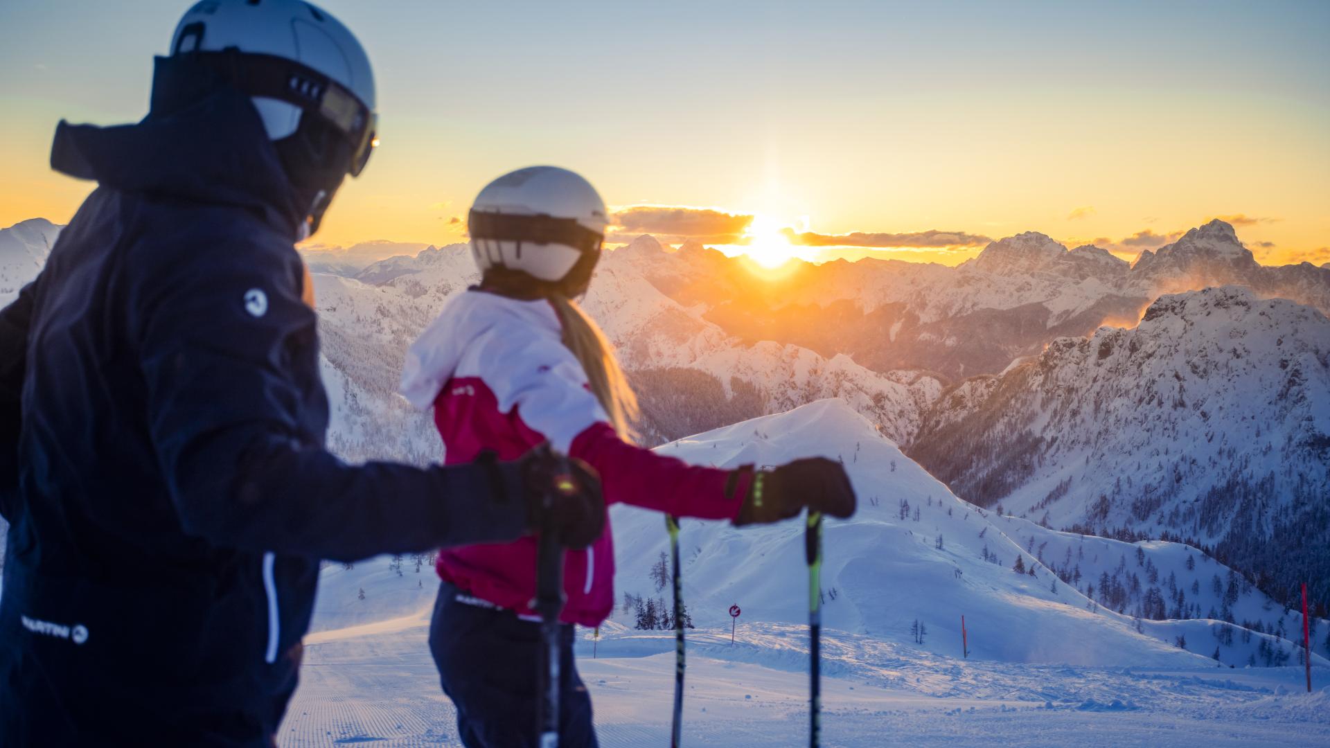 Skifahren bei Sonnenaufgang am Nassfeld in K&auml;rnten in der N&auml;he des Almhotel K&auml;rnten