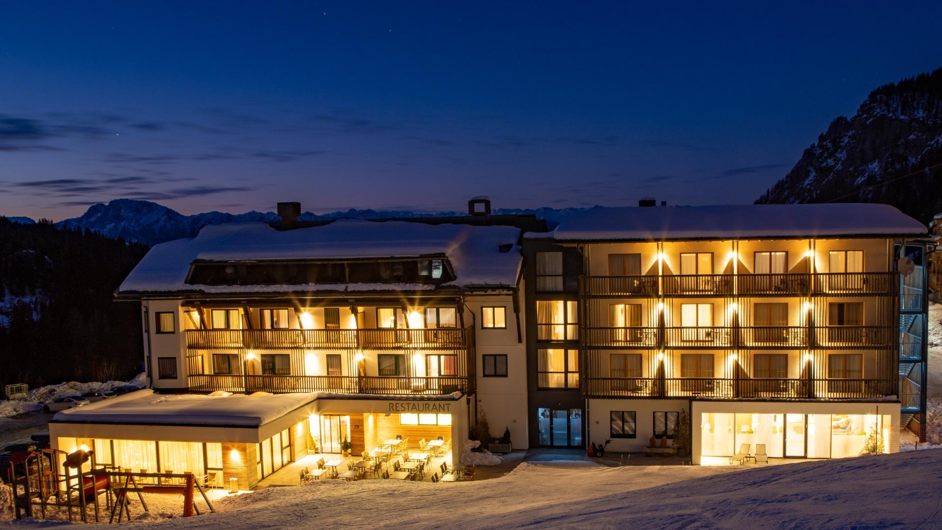 Das Almhotel Kärnten - Idyllische Winter-Abendstimmung