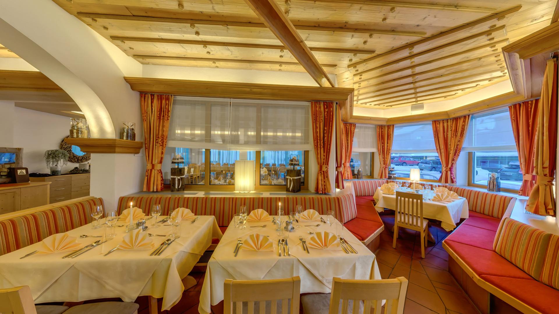 Das gemütliches Restaurant mit Panoramablick im Almhotel Kärnten am Nassfeld