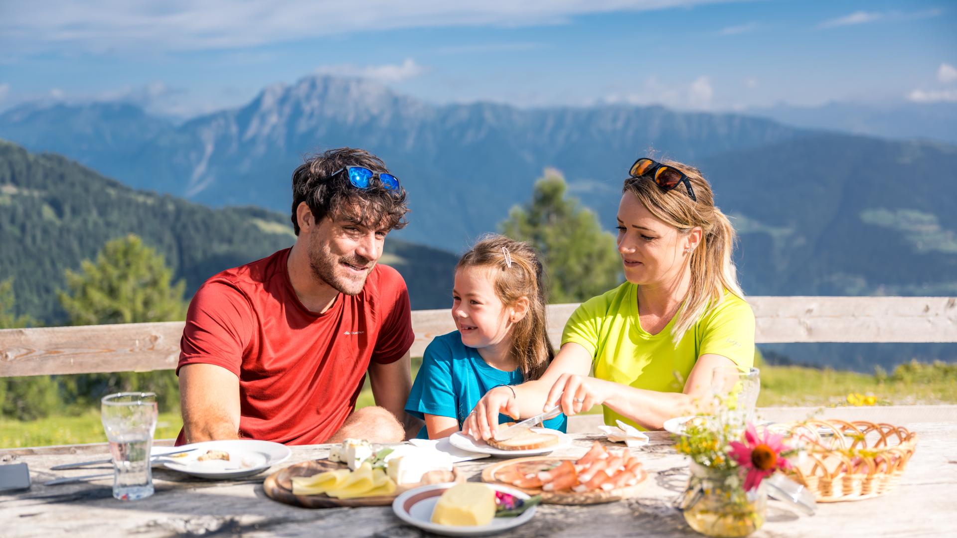 Familienrast bei einer Almhütte am Nassfeld ganz in der Nähe des Almhotel Kärnten