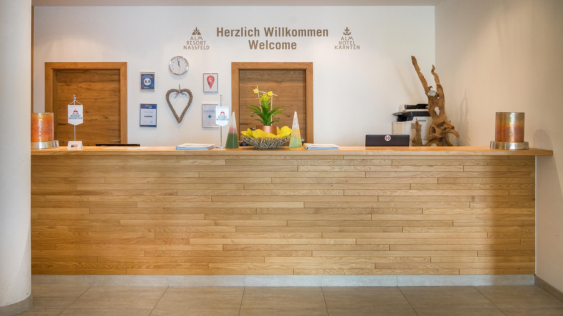 Freundlicher Empfangsbereich im Almhotel Kärnten am Nassfeld