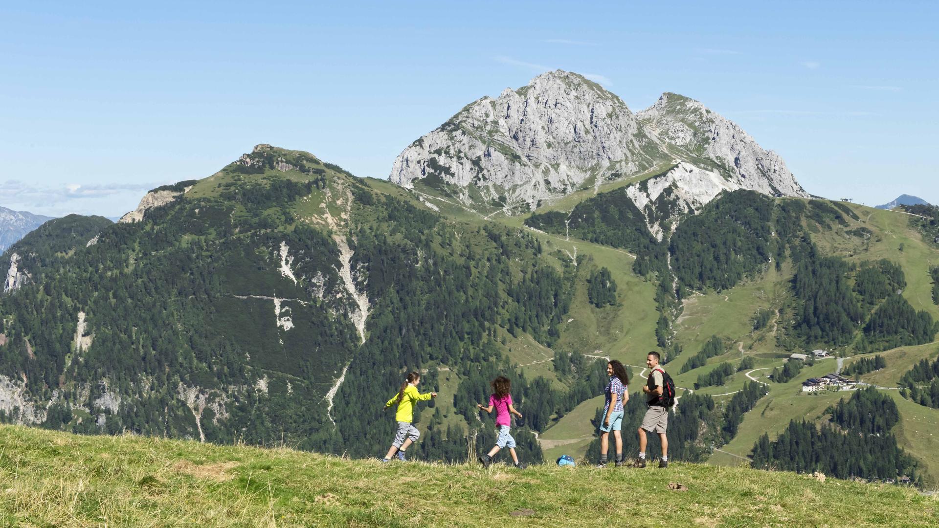Familienwanderung am Nassfeld in Kärnten mit Blick auf den Gartnerkofel in der Nähe des Almhotel Kärnten