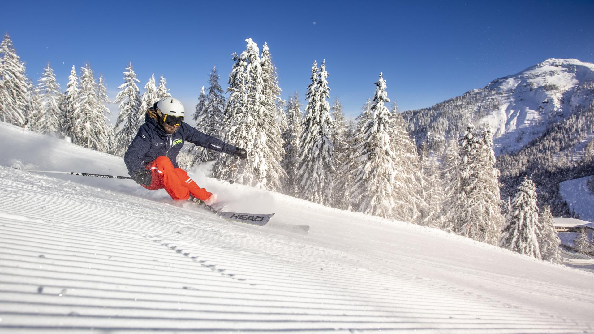 Dynamische Abfahrt auf frisch präparierter Piste am Nassfeld in Kärnten in der Nähe des Almhotel Kärnten