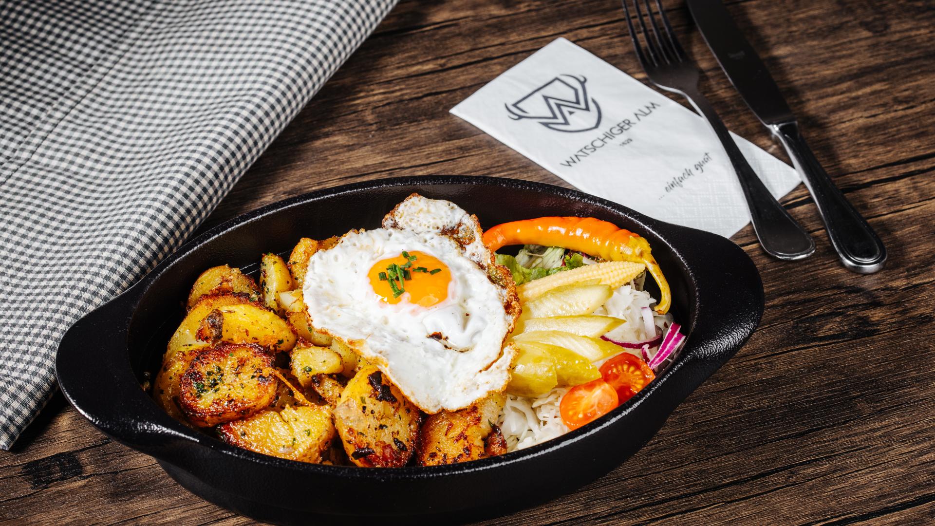 Herzhaft-Köstliche Hüttenspezialitäten in der Watschiger Alm in der Nähe des Almhotel Kärnten am Nassfeld