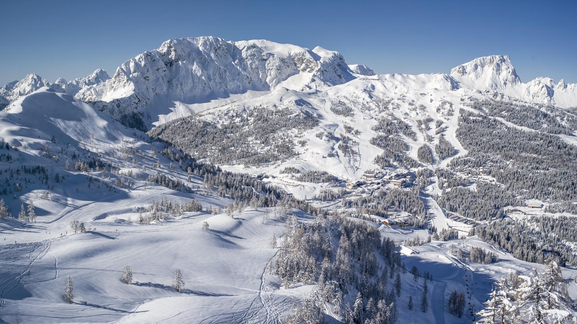Verschneite Alpenlandschaft am Nassfeld in Kärnten - Blick auf Rosskofel und Trogkofel