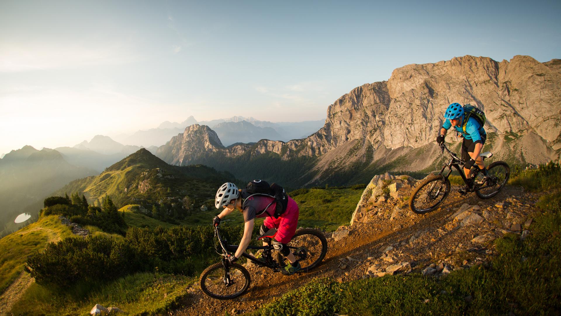 Mountainbiken am Nassfeld mit Blick auf den Rosskofel nahe dem Almhotel Kärnten