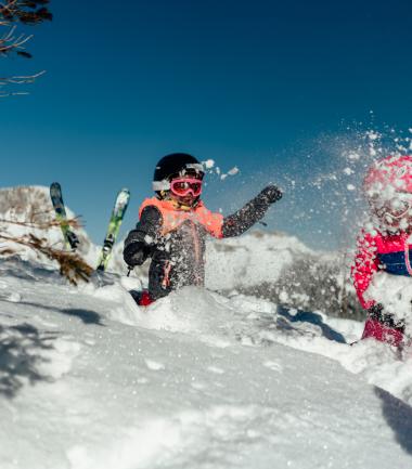 Kinder spielen im Schnee in Kärnten am Nassfeld in Kärnten nahe dem Almhotel Kärnten
