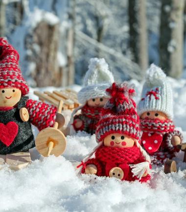 Winterliche Holzfiguren im Schnee - Winter-Weihnachtsstimmung im Almhotel Kärnten am Nassfeld