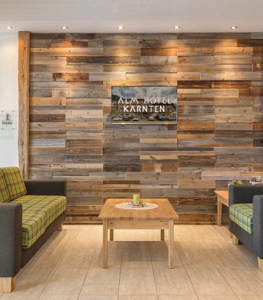 Gemütliche Lobby im Almhotel Kärnten am Nassfeld
