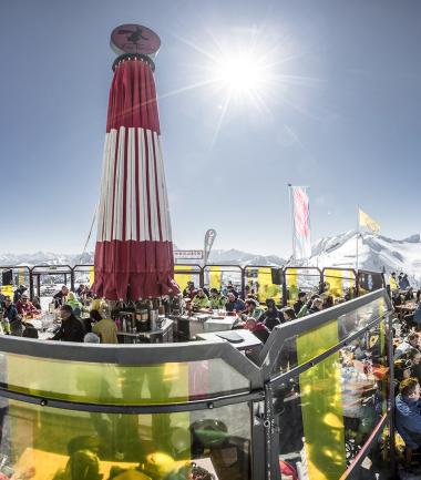 Einkehr-Hit Berghex am Gartnerkofel mit Sonnenterrasse mit Panoramablick auf das Nassfeld und das Almhotel Kärnten
